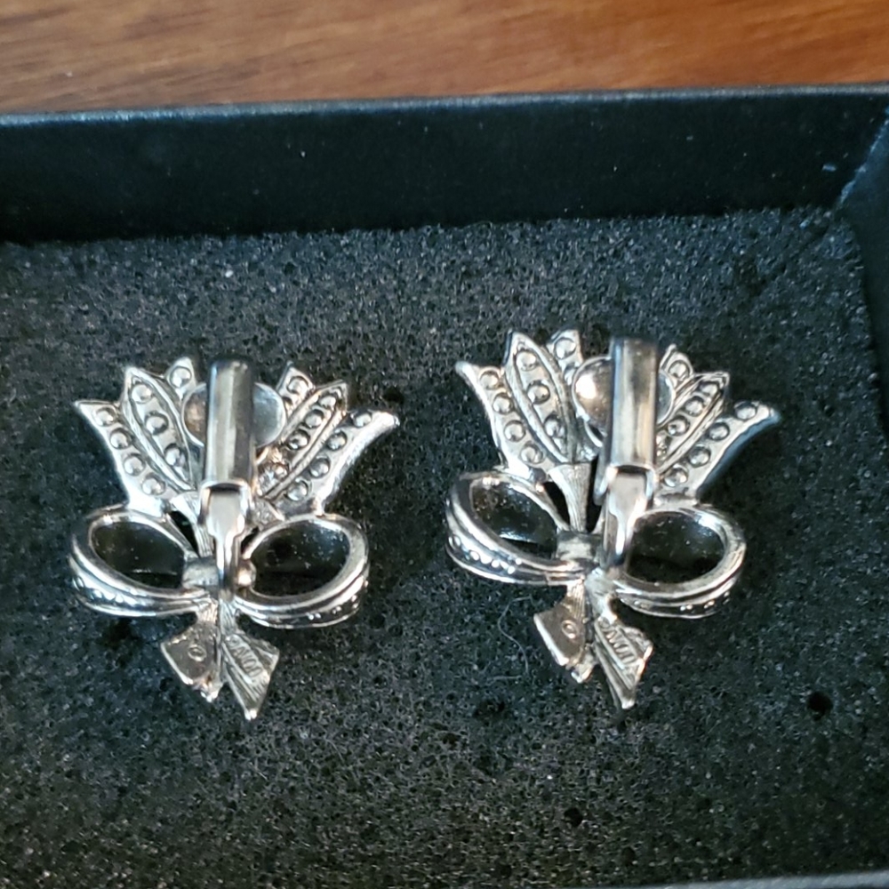 VINTAGE AVON FASHION FLOWER DESIGN CLIP ON EARRINGS - Picture 3 of 4